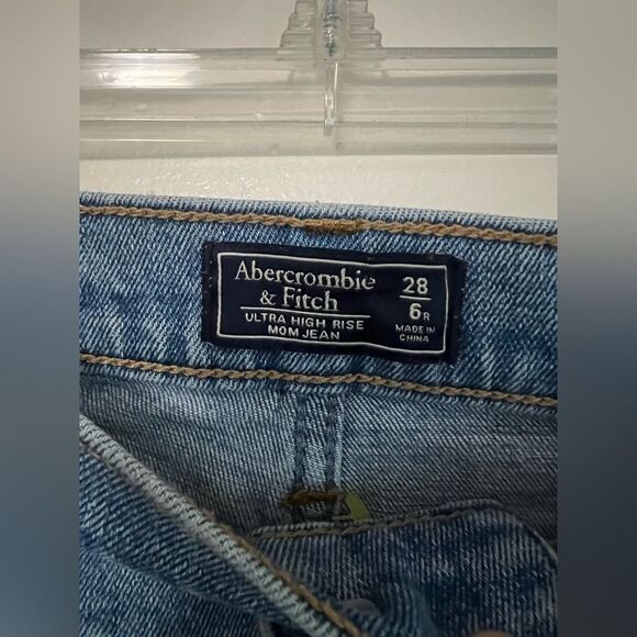 Abercrombie & Fitch Ultra High Rise Mom Jeans Distressed Size 28 - Picture 5 of 8
